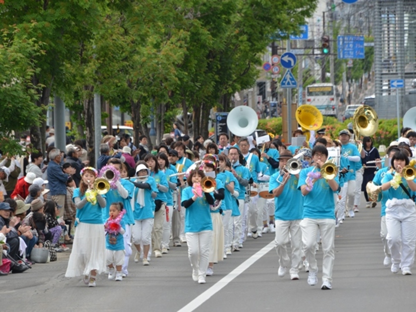 4000人を超える参加者が、旭川市内をパレードします
