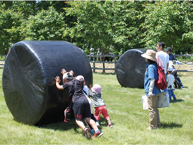 家族でぜひ牧草転がしに挑戦してみて!