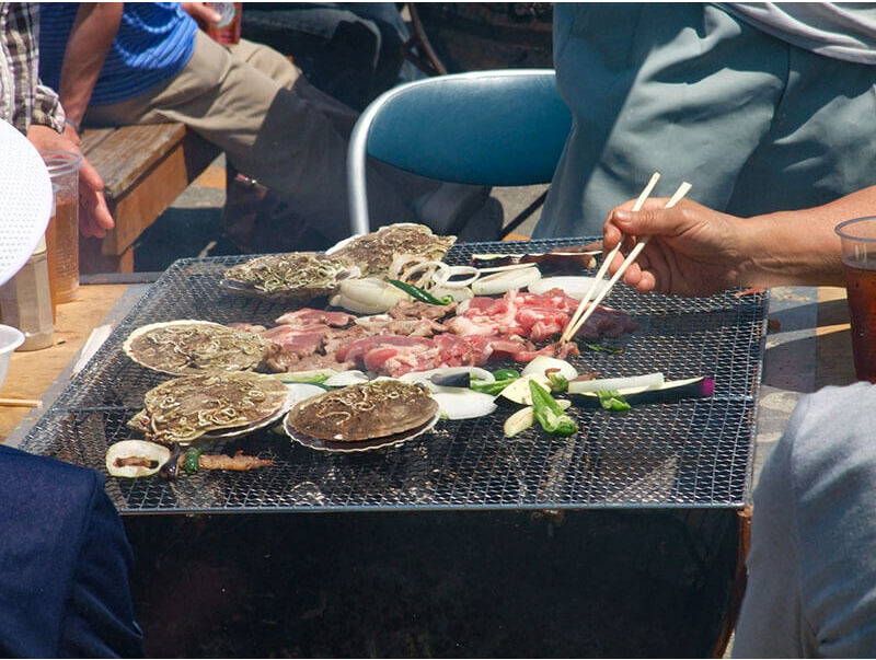 炭で焼き上がったサフォーク肉や海鮮は絶品です