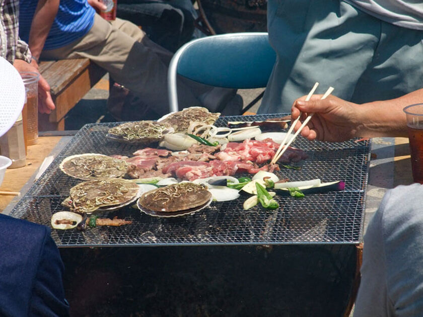 炭で焼き上がったサフォーク肉や海鮮は絶品です