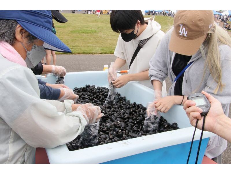 天塩川特産品のしじみ詰め放題の様子