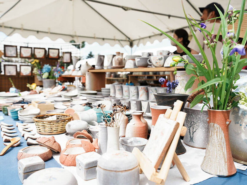 陶芸品や金属、ガラス作品などが並びます