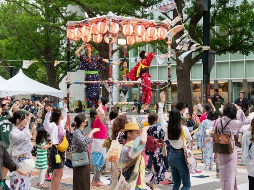 アカプラに櫓が登場し盆踊りが開催（写真はすべて　撮影：小牧寿里様）