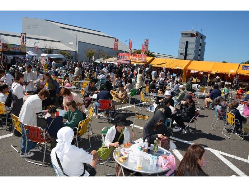 むかわ町内の飲食店による、むかわグルメを販売!飲食会場も賑わいます