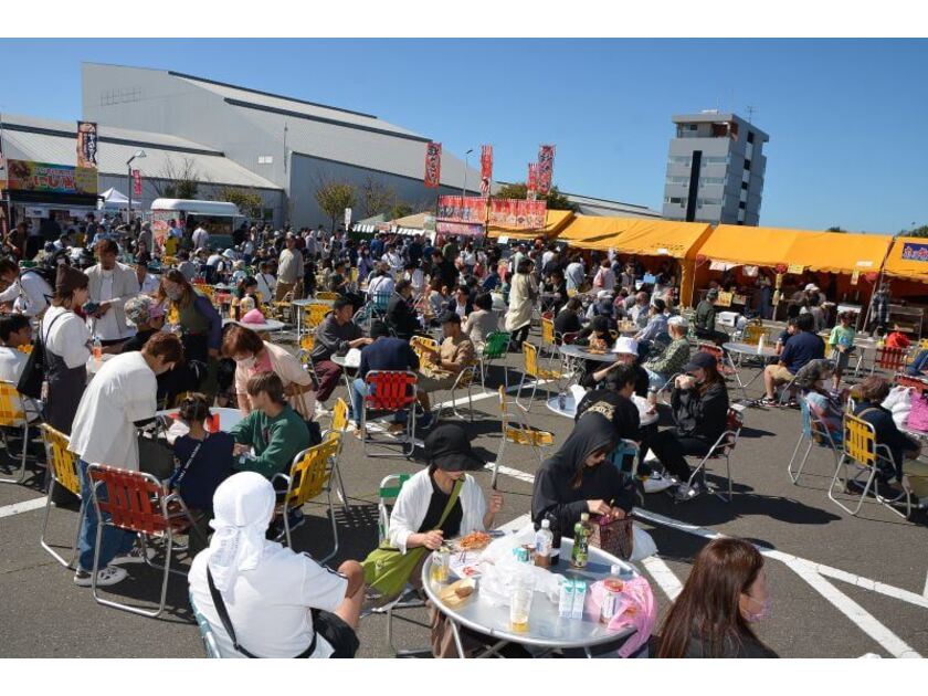 むかわ町内の飲食店による、むかわグルメを販売!飲食会場も賑わいます