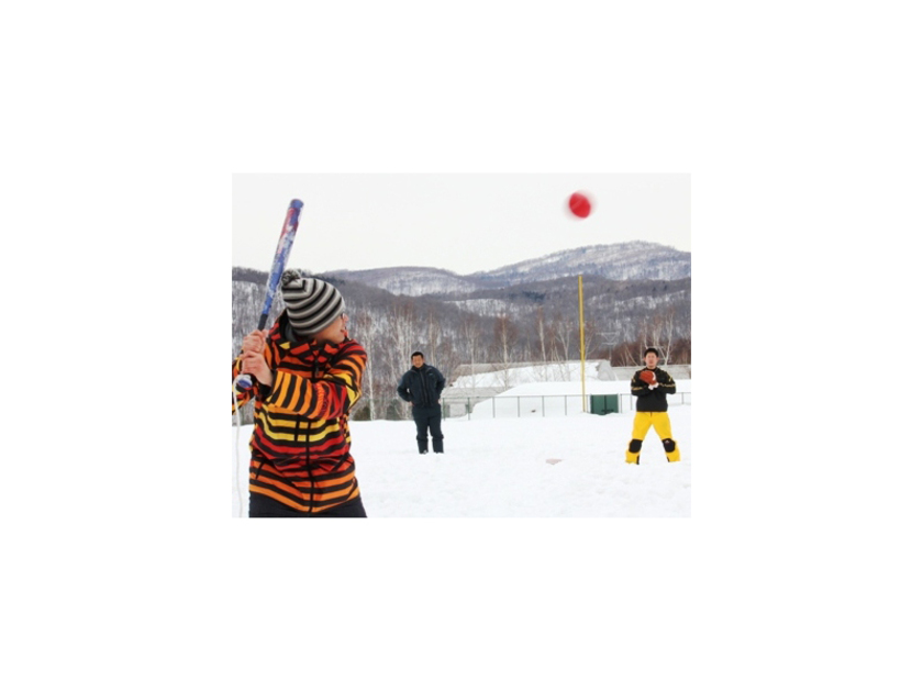 白球ならぬ赤球を追って繰り広げられる攻防。雪国ならではの遊びが楽しめます