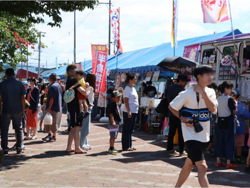 会場内には子供縁日や露店が並び家族連れで賑わいます