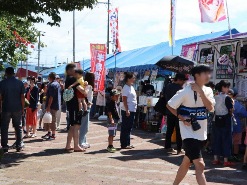 会場内には子供縁日や露店が並び家族連れで賑わいます