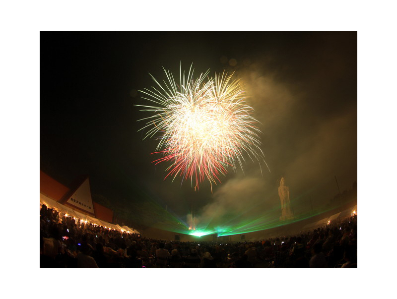 「星空への誘い」と題された花火大会は幻想的