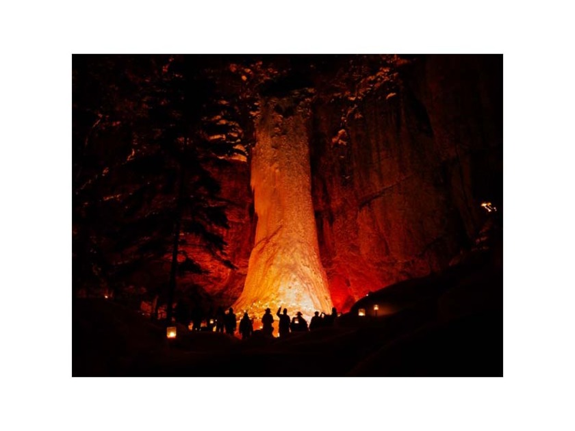赤色のライトで照らし出された「山彦の滝」。幻想的な景色に目を奪われる