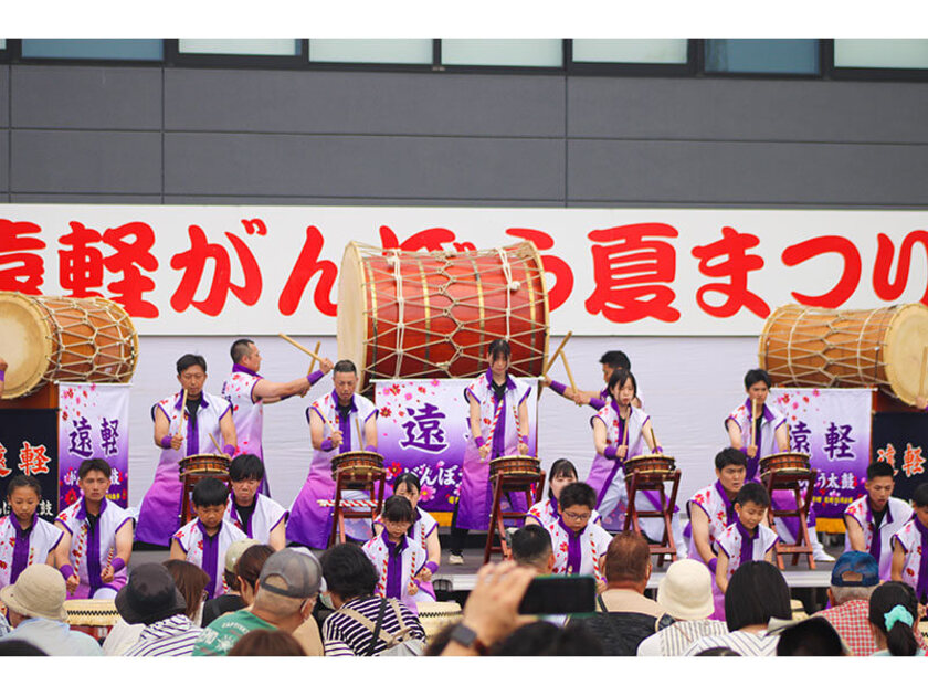 晴天のもと町内に響き渡る遠軽がんぼう太鼓