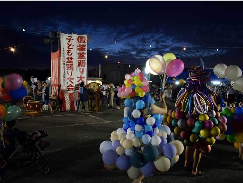 工夫を凝らした仮装で楽しく踊りましょ！