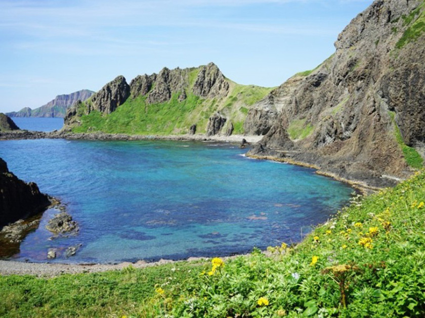 礼文島屈指の青く澄んだ海。周囲は断崖絶壁ですが、その岩の間にはチシマフウロなどの高山植物も咲いています