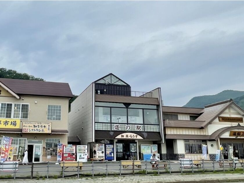 道の駅に隣接して、海産物や物産品などを販売している店舗が4軒、飲食店が1軒あります