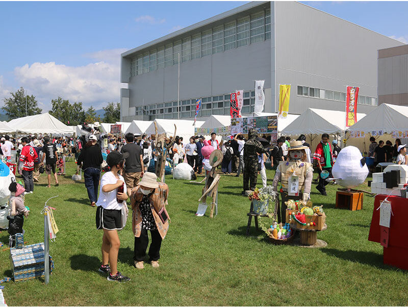 会場にはかかしや出店がズラリ