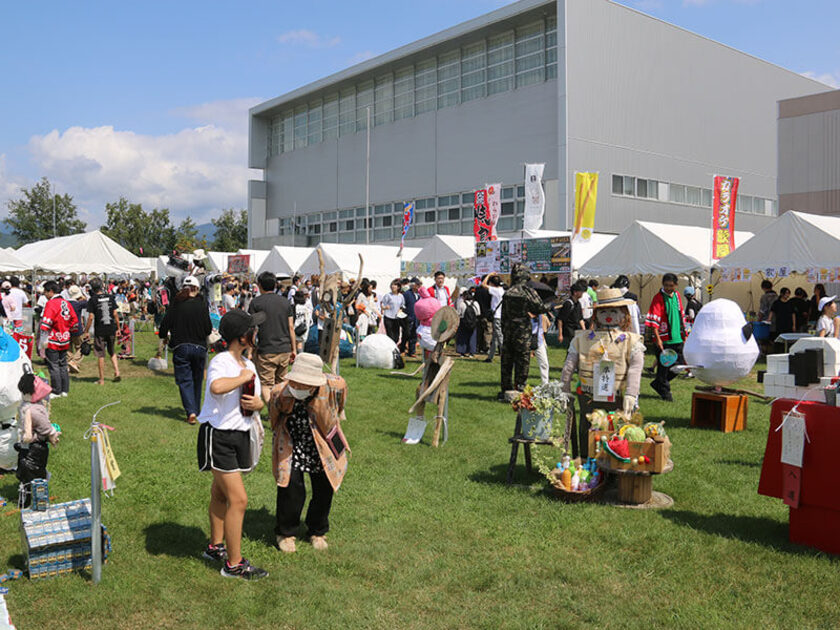 会場にはかかしや出店がズラリ