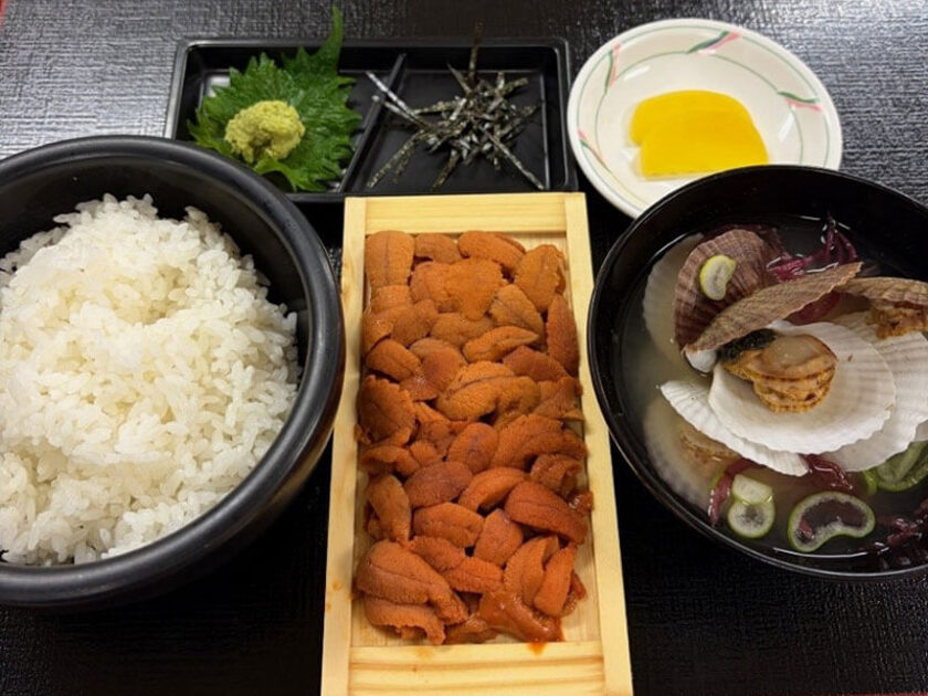 ウニ一折をそのまま出してくれる豪快なウニ丼