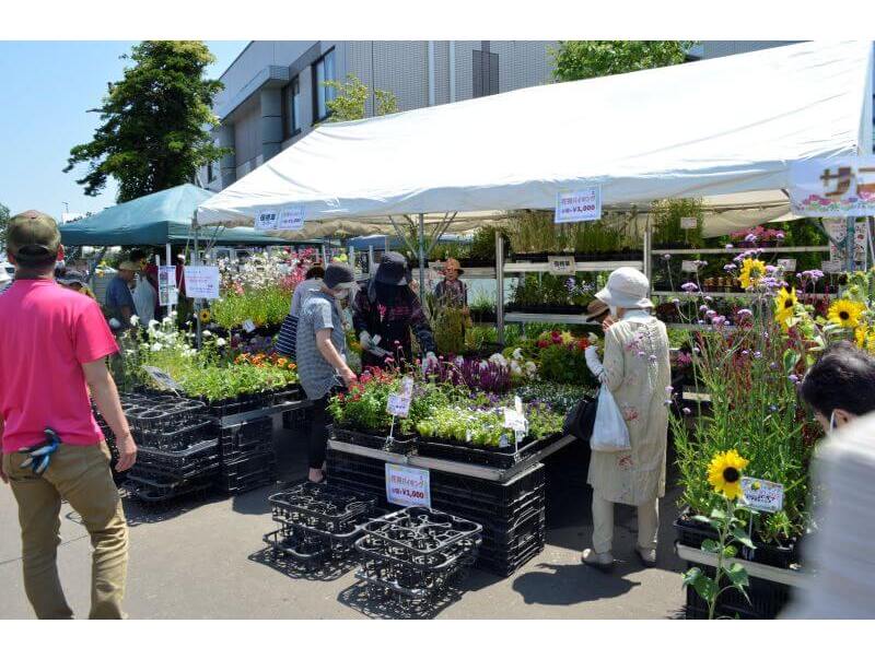 会場全体がたくさんのお花で彩られます(過去開催時の様子)