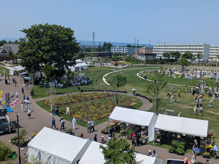 昨年度開催時の様子です。キッチンカーや「えにわマルシェ」で飲食物販・ブース出店も行っています