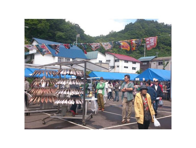 様々な魚介を目あてに多くの人で賑わいます