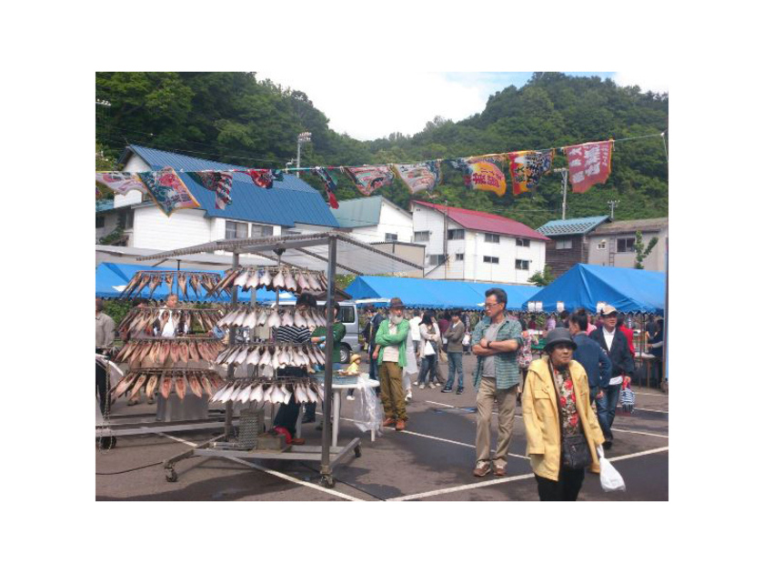 様々な魚介を目あてに多くの人で賑わいます