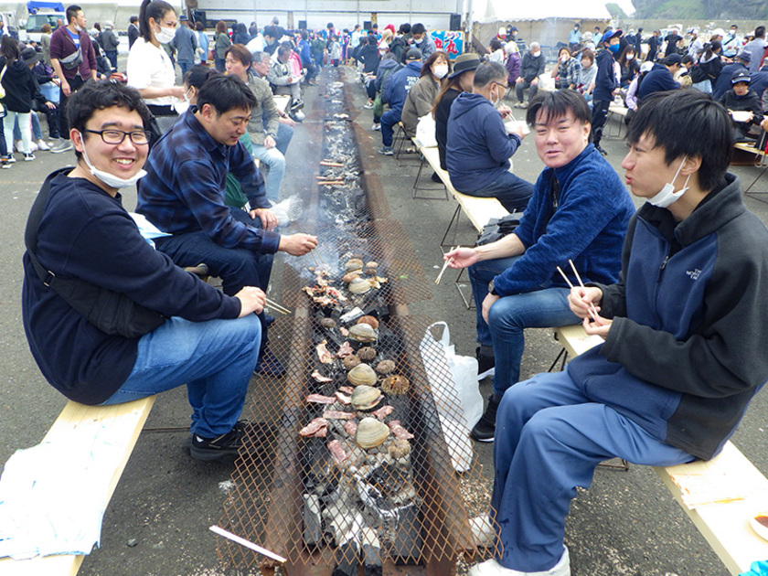 炭火焼コーナーで落石の海産物の味を楽しめます
