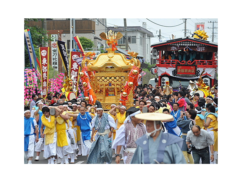 迫力の神輿行列は約120名の若者により奉担され、勇ましい掛声と共に練り歩きます