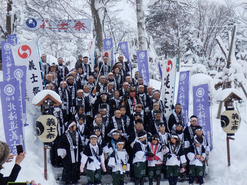 義士隊による義士墓前祭の焼香、その直前に整列する様子なども見られます