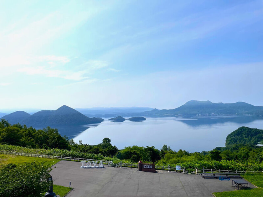 大空とエネルギーに満ちた山々、湖の青さ…。心も体も大自然のパワーに満たされ、明日からまたしっかり頑張れそう