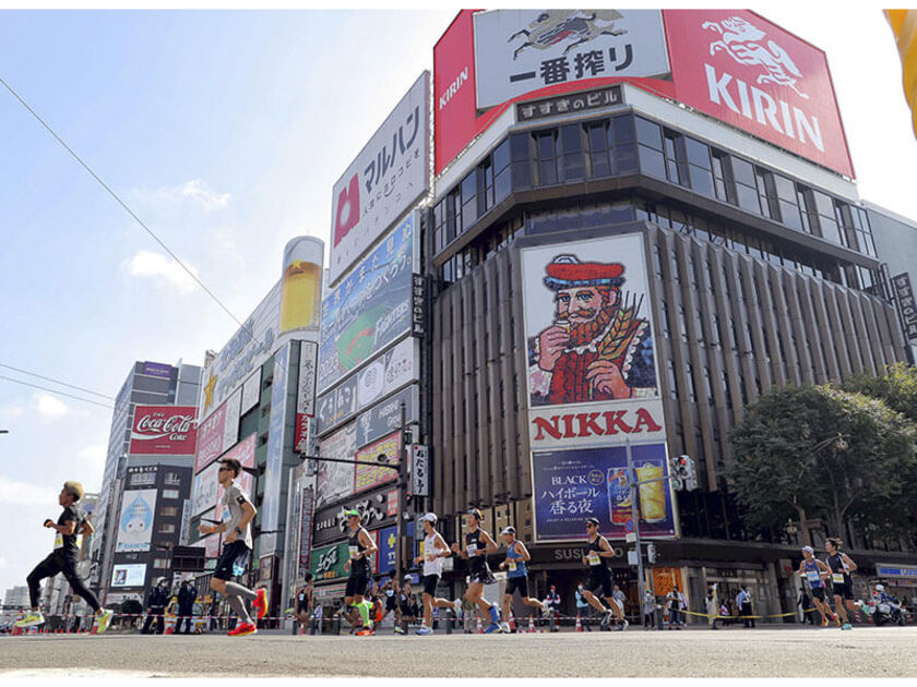 すすきのを駆け抜けるランナー達（写真提供：読売新聞社）