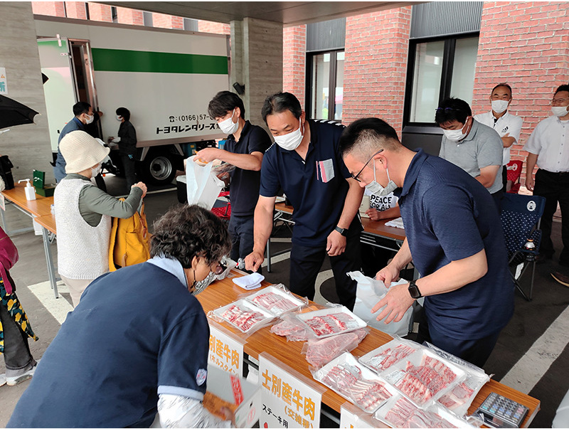 士別産の新鮮な農産物の即売は毎年大人気！