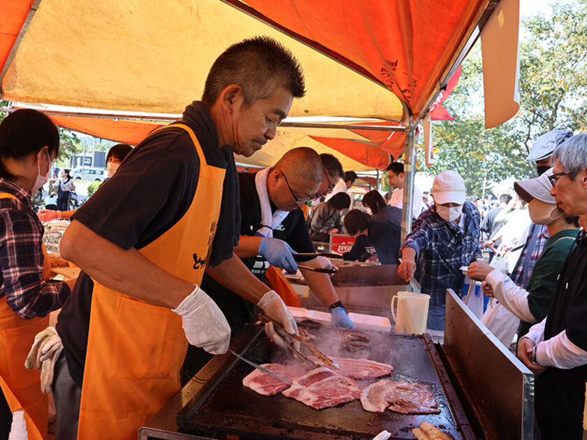 鹿追産牛肉ステーキを焼きたてで販売