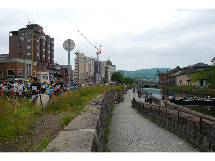 スタート後、小樽運河の横を通過する選手たち。有名な観光地の横を走り抜けます。