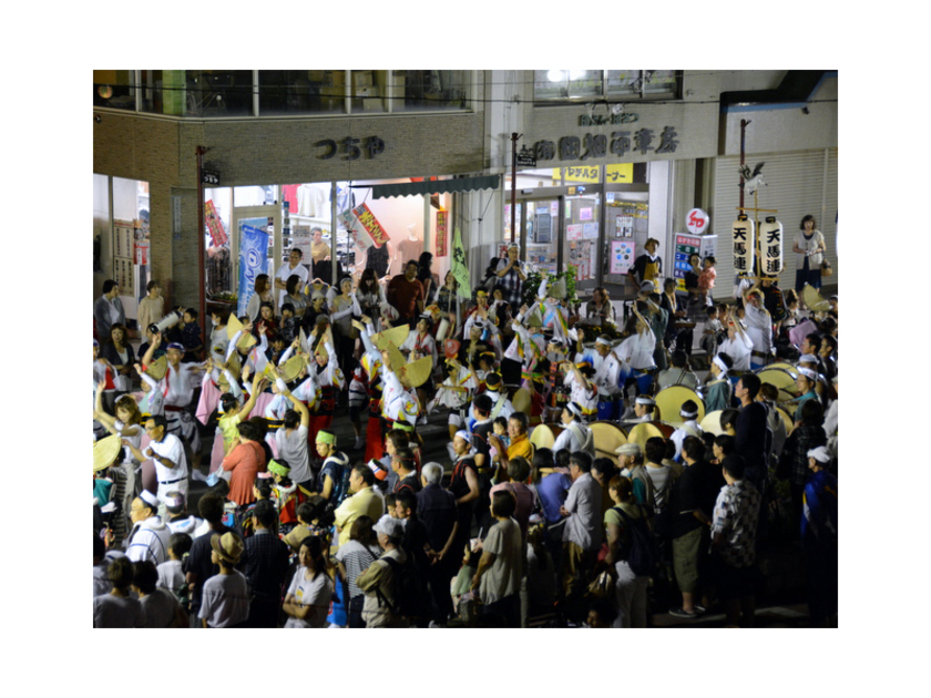 祭り当日の夕方からは、静内地区が踊りの熱気に包まれます