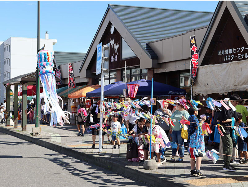 七夕飾りが町内を華やかに彩ります