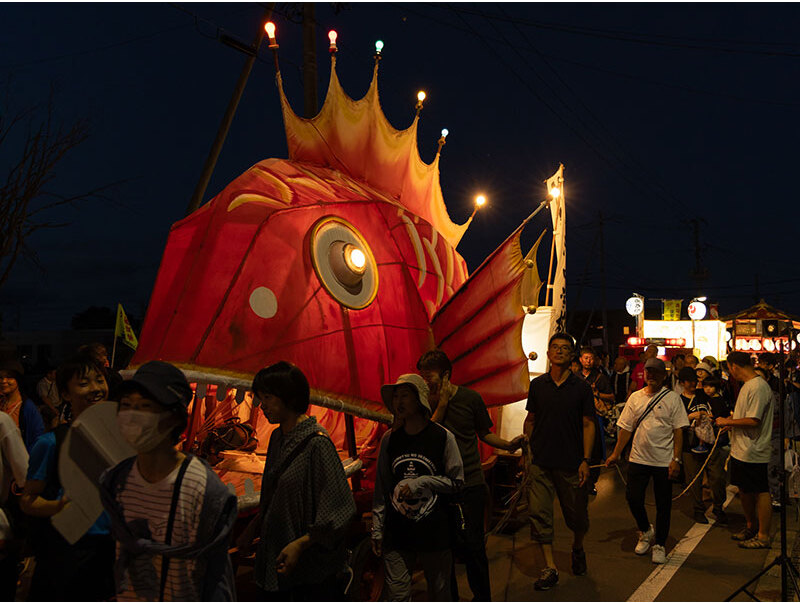 趣向を凝らした山車も