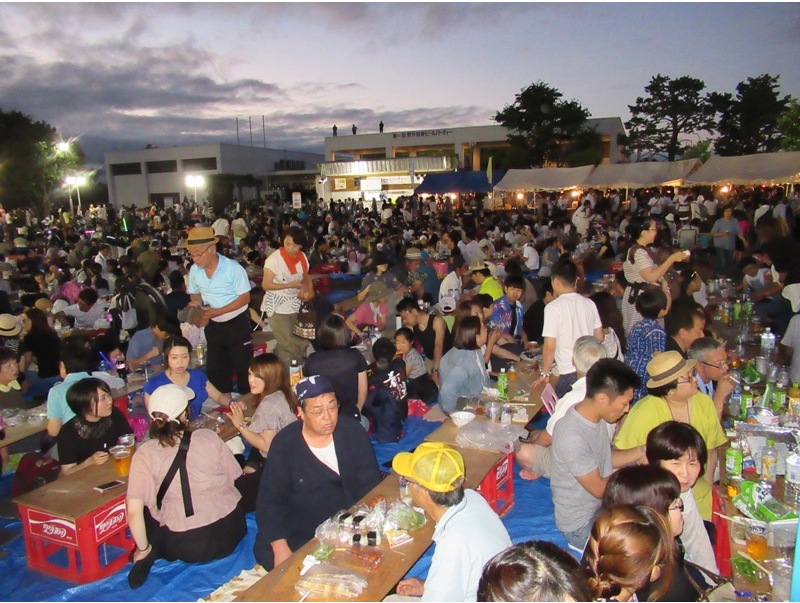 夜になってもこの賑わい！真夏の夜を楽しむのにも、もってこいのイベントです