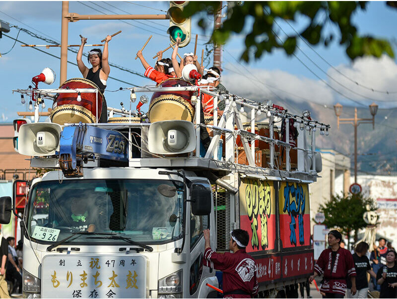 力強い太鼓の音を轟かせます!