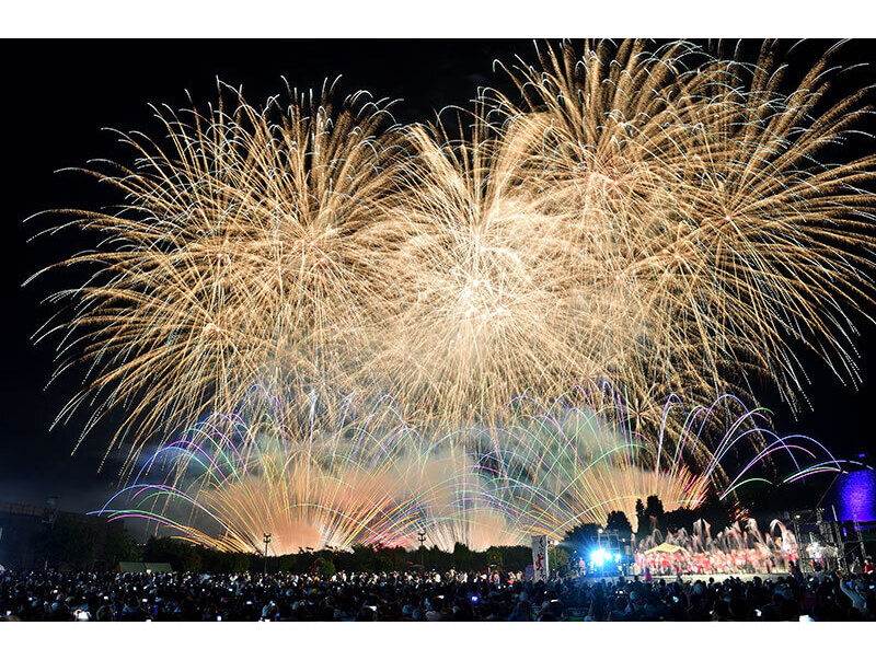 大迫力のワイドスターマイン!(写真は第53回)