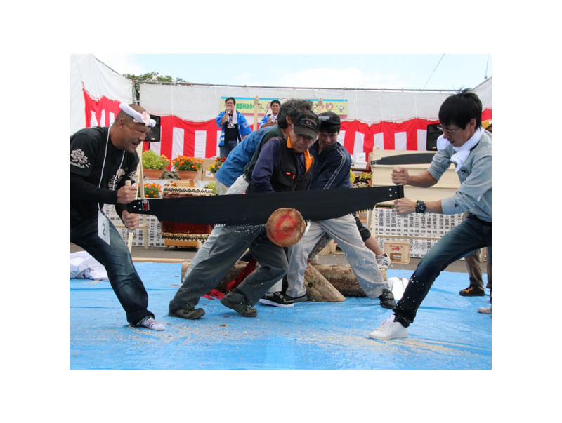 体力とチームワークが勝敗のカギを握る丸太切り大会