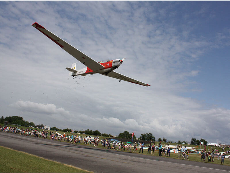 モーターグライダーからの空中菓子まき