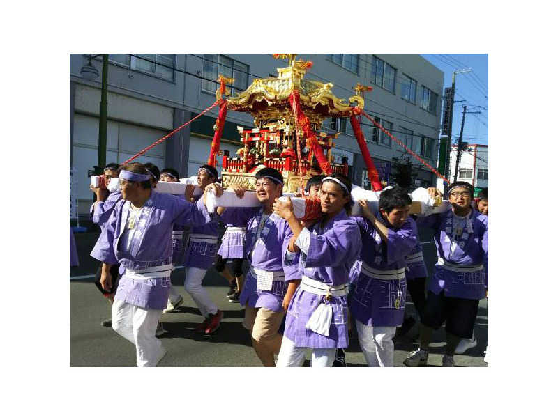 中富良野町に秋の到来を告げる例大祭のパレード