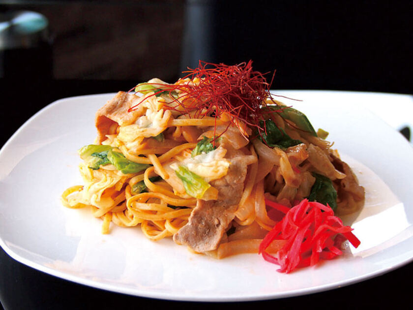 道産小麦100%の平麺とゴマ風味のピリ辛ソースを使用した「登別閻魔やきそば」