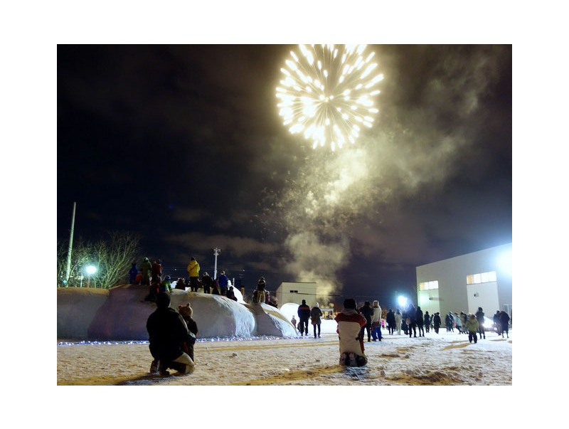 幻想的な冬の夜空に打ち上げられる花火は17:15~