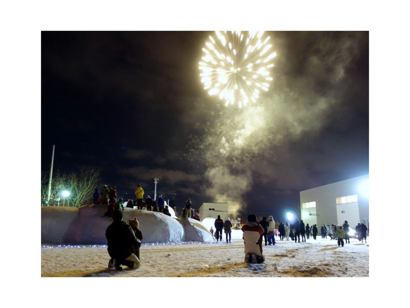 幻想的な冬の夜空に打ち上げられる花火は17:15~