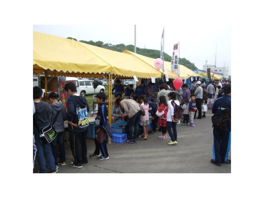 新鮮な魚介などの出店がずらりと並びます！
