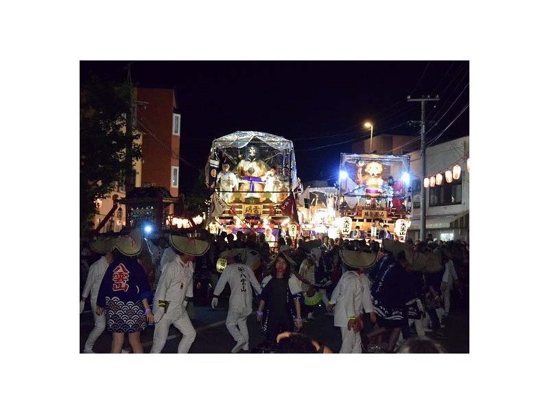 天狗行列を先頭に熊石地域の各地区からの山車7~8台が地域内を2日間かけて練り歩きます