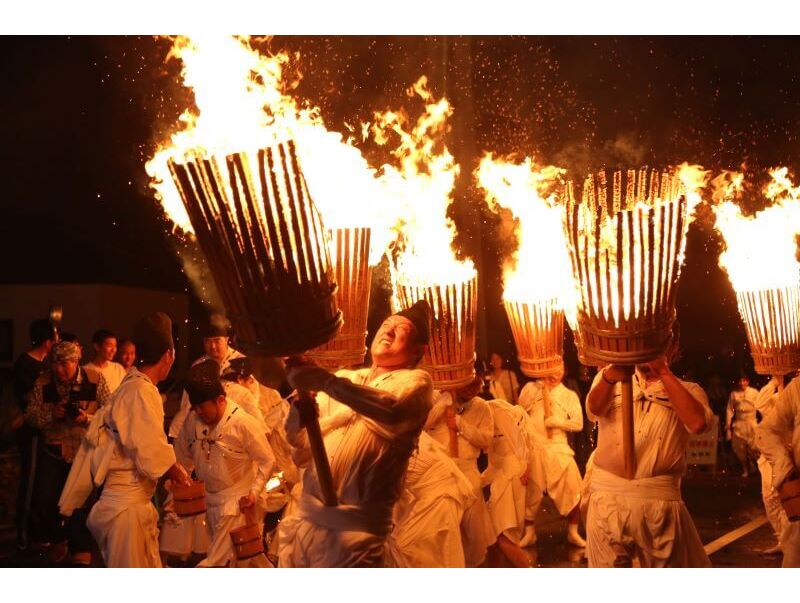 大きな松明（たいまつ）が燃え盛る様子は大迫力！