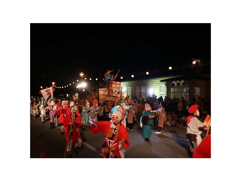 夜間に行われる仮装行列