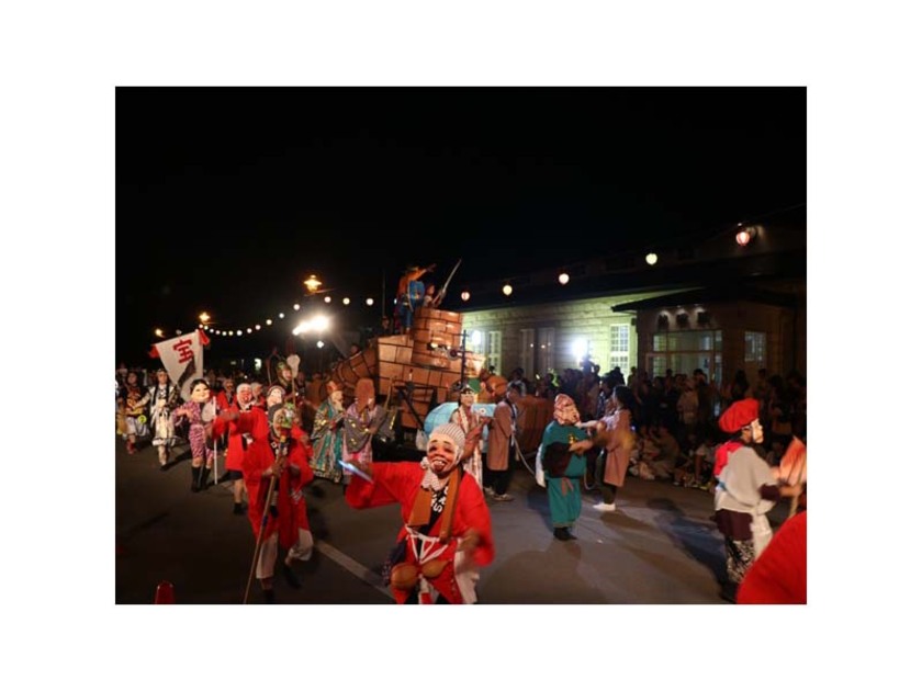 夜間に行われる仮装行列